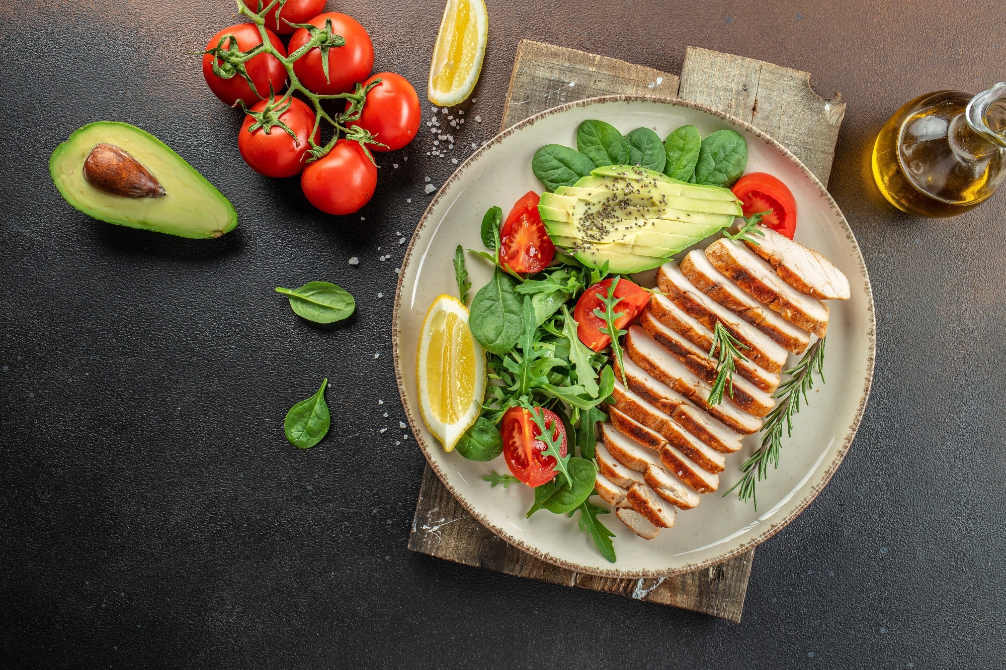 poitrine de poulet juteuse grill&eacute;e aux l&eacute;gumes, illustration du r&eacute;gime c&eacute;tog&egrave;ne.