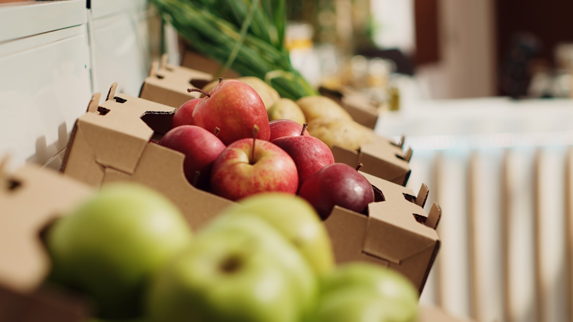 Gros plan sur les fruits et l&eacute;gumes biologiques sur les &eacute;tag&egrave;res des march&eacute;s agricoles. Produits alimentaires fra&icirc;chement r&eacute;colt&eacute;s sans produits chimiques dans un supermarch&eacute; z&eacute;ro d&eacute;chet respectueux de l'environnement