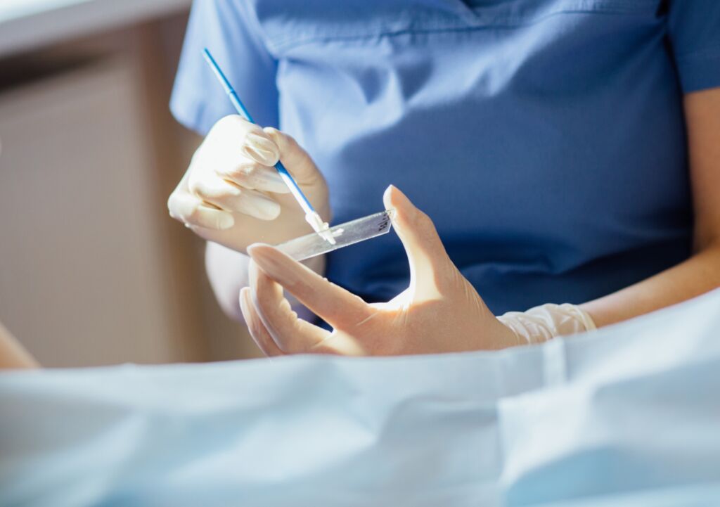 WEB: Peur du test Pap : que se passe-t-il apr&egrave;s un r&eacute;sultat anormal ?