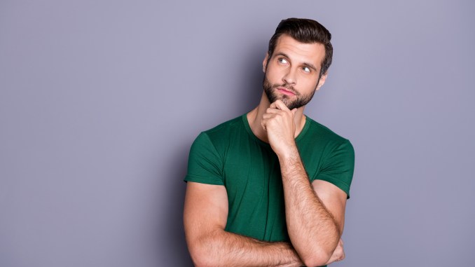 validation signes de d&eacute;pendance homme regardant les panneaux d'avertissement