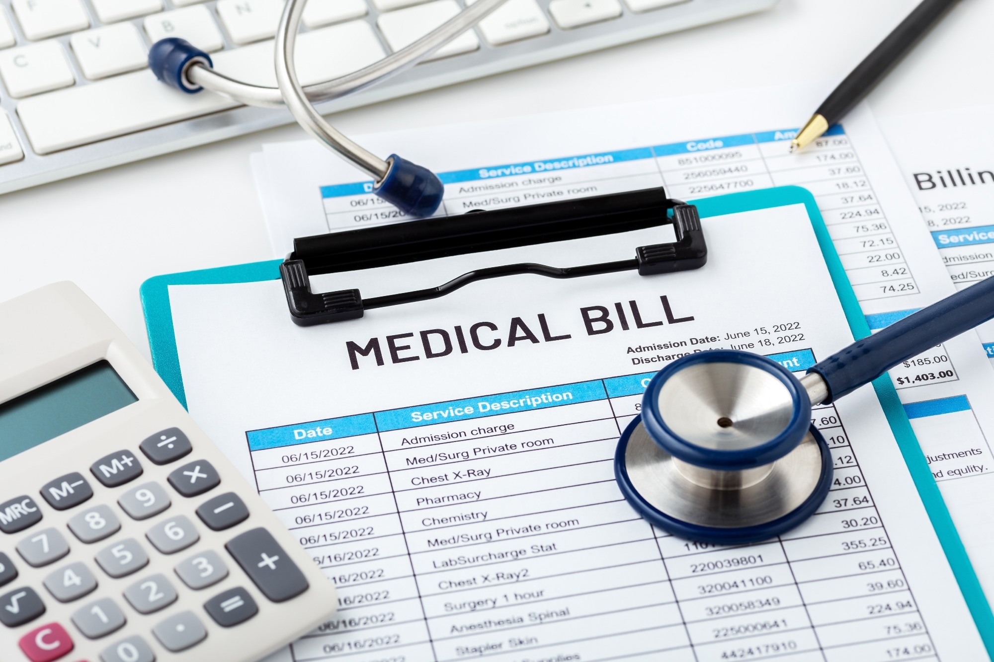 Concept de facture m&eacute;dicale avec calculatrice et st&eacute;thoscope sur bureau blanc