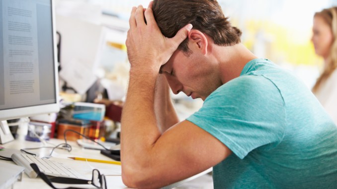 homme irrationnel stress&eacute;