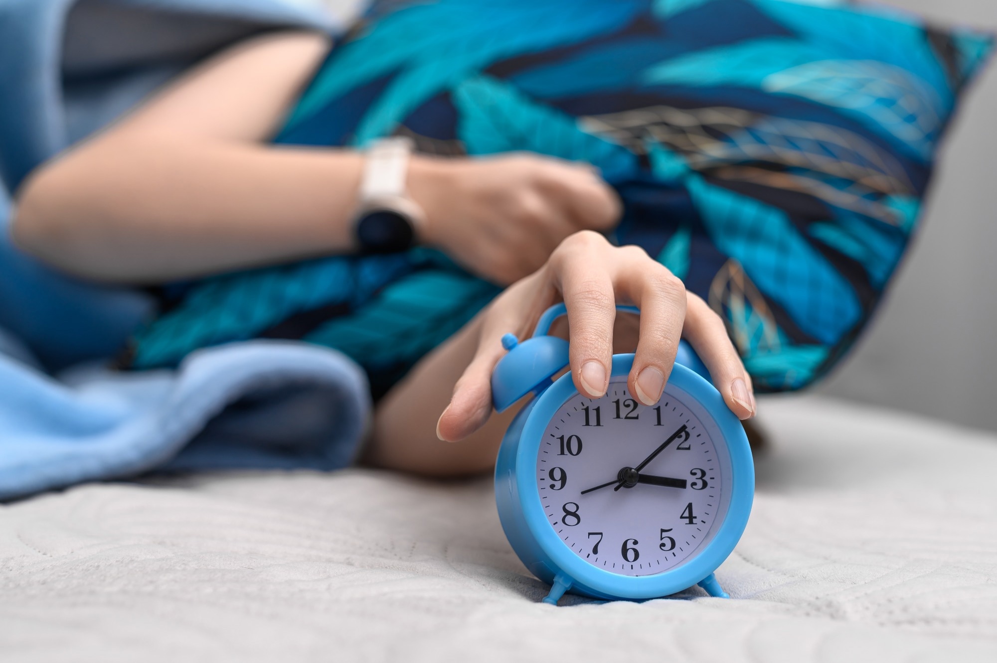 &Eacute;tude : Le d&eacute;calage horaire social pr&eacute;dit un apport &eacute;nerg&eacute;tique plus important le soir dans une cohorte britannique. Cr&eacute;dit d'image : PawelKacperek/Shutterstock